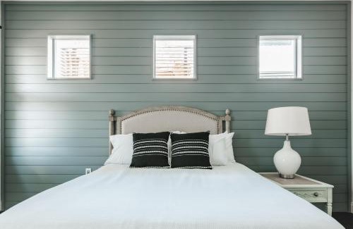 East Cesar Chavez House | Holiday Escape- Pool, King Beds & Christmas New Year Ready