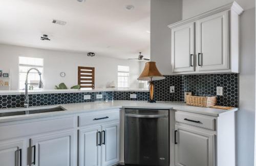 East Cesar Chavez House | Holiday Escape- Pool, King Beds & Christmas New Year Ready