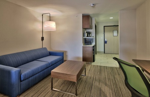 Portales Hotel | Welcoming Holiday Express & Suites Portales with Pool & Spa