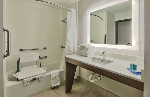 Portales Hotel | Welcoming Holiday Express & Suites Portales with Pool & Spa
