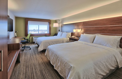Portales Hotel | Welcoming Holiday Express & Suites Portales with Pool & Spa
