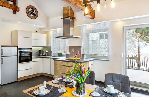 Atzesberg Apartment | Scenic Holiday Flat "Landhaus Ameisberg" with Garden & Wifi