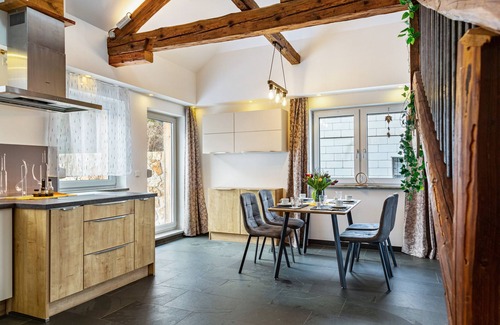 Atzesberg Apartment | Scenic Holiday Flat "Landhaus Ameisberg" with Garden & Wifi
