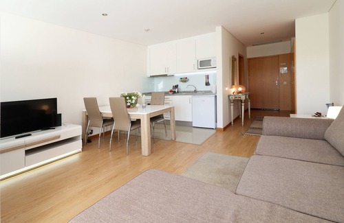 Gemeses Apartment | Weekend Getaway at Holiday Flat with Ocean View & Pool