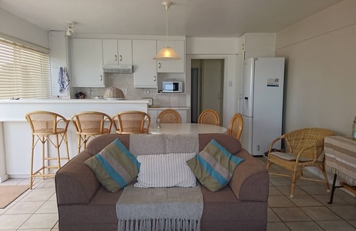 Strand Apartment | Relaxing Holiday Flat on Melkbaai Beach with Ocean Views