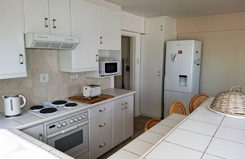 Strand Apartment | Relaxing Holiday Flat on Melkbaai Beach with Ocean Views