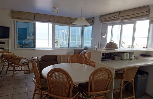 Strand Apartment | Relaxing Holiday Flat on Melkbaai Beach with Ocean Views