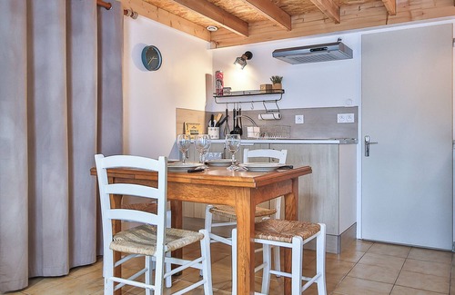 Saint-Julien-des-Landes Apartment | Top-Rated Studio Le Petit Julien with Garden & Free Wi-Fi