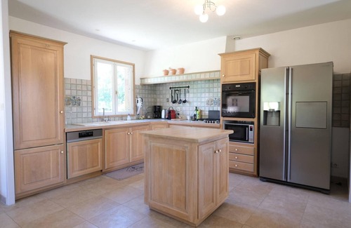Saint-Saturnin-les-Apt Villa | Elegant Air-Conditioned Retreat with Heated Pool in Luberon