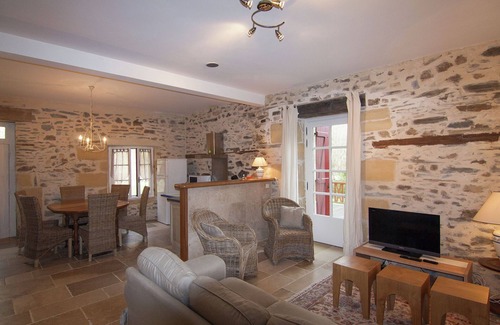 Saint-Medard-d'Excideuil House | Idyllic Holiday Home by the River with Pool & Pet-Friendly