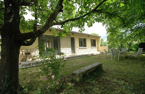 Castillon-la-Bataille House | Charming Holiday Home Nestled Among the Vines with Pool