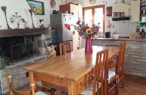 Rupoli House | Cozy Holiday Home dei Pavoni in Montemaggiore Awaits You