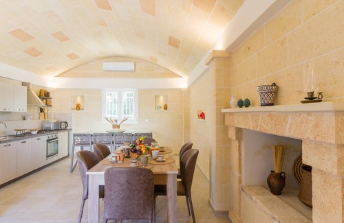 San Michele Salentino House | Holiday Home 'Trullo Amami Con Piscina Privata' with Private Pool, Wi-Fi and Air Conditioning