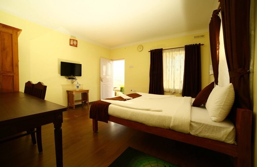 Chinnakanal Hotel | Cozy Retreat at Holiday Heaven Munnar with Family Amenities