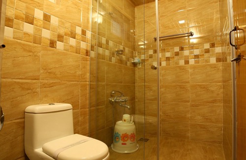 Chinnakanal Hotel | Cozy Retreat at Holiday Heaven Munnar with Family Amenities