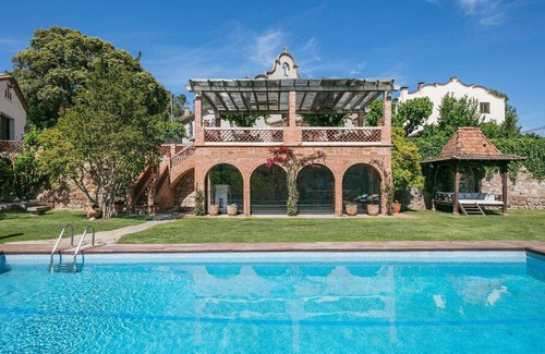 Castellar del Valles House | Spacious Holiday House Castellar del Valles for Ideal Getaway