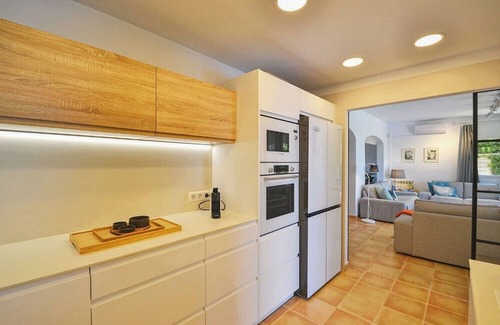 Urbanizacion S'Estanyol House | Embat Holiday Home: Oceanfront Stay with Pool & Wi-Fi