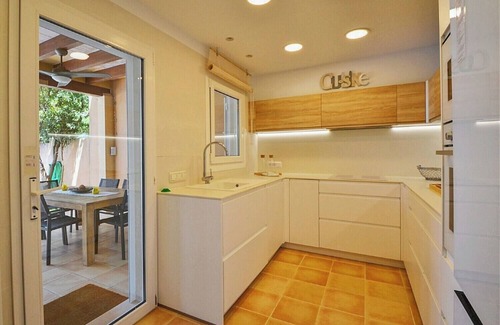 Urbanizacion S'Estanyol House | Embat Holiday Home: Oceanfront Stay with Pool & Wi-Fi