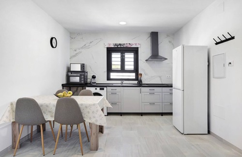 Chiclana de la Frontera House | Relaxing Escape at La Posada: Pool, Garden & Wi-Fi