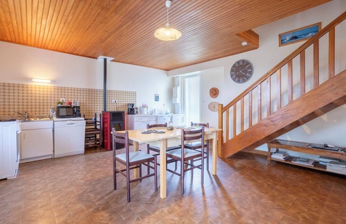 Plobannalec-Lesconil House | Holiday Home 'Gite Terre Mer Des Sables Blancs' with Private Terrace, Private Garden and Wi-Fi