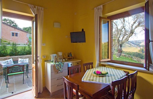 Belforte allʼIsauro Apartment | Charming Belvilla by OYO: Holiday Home with Pool & Pet Friendly