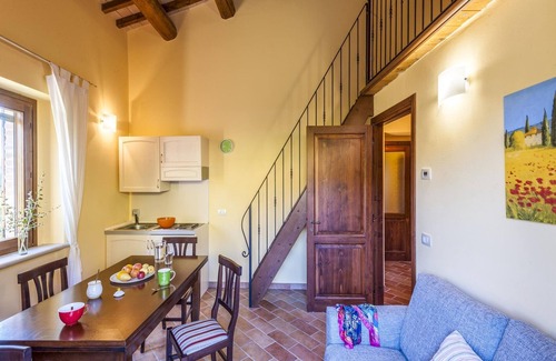Belforte allʼIsauro Apartment | Charming Belvilla by OYO: Holiday Home with Pool & Pet Friendly