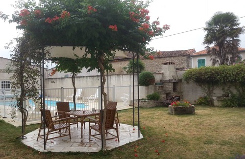 Fontaine Chalendray House | Relaxing Holiday Home 'Gite L'ouche De Mai' with Pool