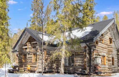Salla House | Family-Friendly Holiday Home Örtsylä b with Hot Tub