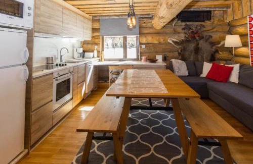Salla House | Family-Friendly Holiday Home Örtsylä b with Hot Tub