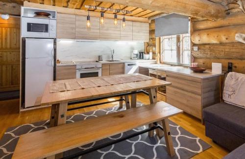 Salla House | Family-Friendly Holiday Home Örtsylä b with Hot Tub
