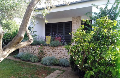 Turanj House | Serene Holiday Home 150m from the Oceanfront Oasis
