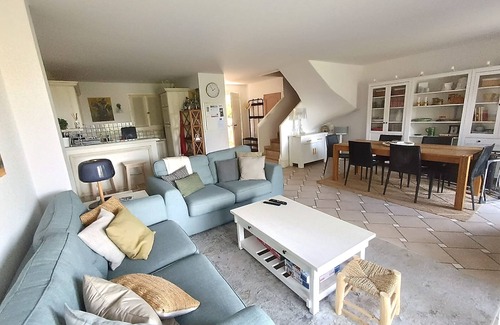 Mallemort House | Relaxing Villa Mallemort with Pool & Spa for 6 Guests