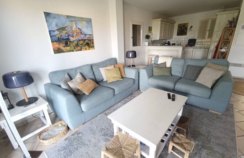 Mallemort House | Relaxing Villa Mallemort with Pool & Spa for 6 Guests