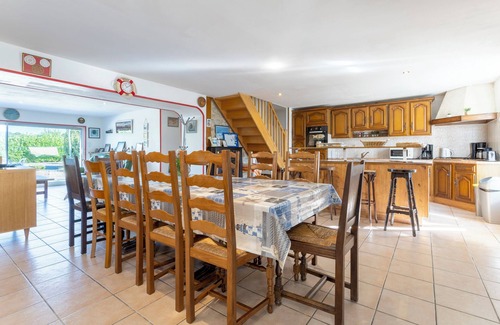 Penmarch House | Holiday Home 800 m From the Beach with Private Terrace and Private Garden