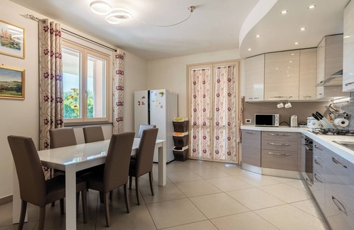 Capannori House | Holiday Home 'Angela' with Private Garden, Wi-Fi and Air Conditioning