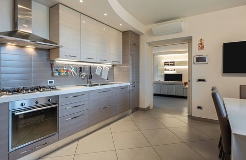 Capannori House | Holiday Home 'Angela' with Private Garden, Wi-Fi and Air Conditioning