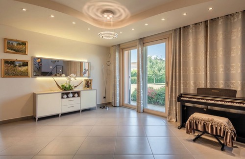 Capannori House | Holiday Home 'Angela' with Private Garden, Wi-Fi and Air Conditioning