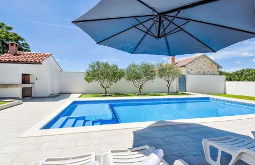 Smilcic House | Highly Rated Holiday Home Anić with Pool & Family Amenities