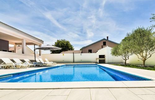 Smilcic House | Highly Rated Holiday Home Anić with Pool & Family Amenities