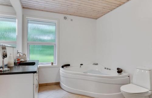 Hou House | Cozy Holiday Home Anjetta Near the Sea in NE Jutland