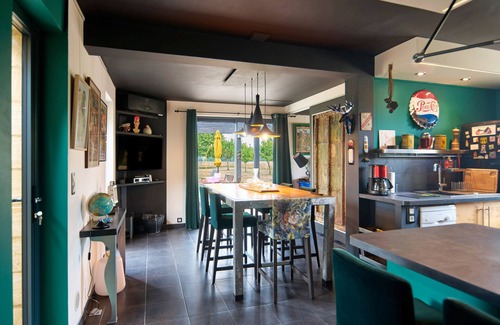 Vitrac House | Holiday Home 'Au Bout Du Chemin - Vue Château' with Private Terrace, Wi-Fi and Air Conditioning