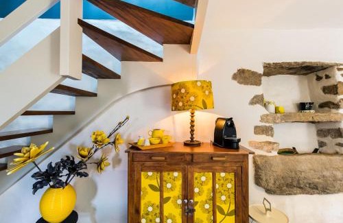 Tregunc House | Cozy Holiday Home Aven - Family Friendly Getaway