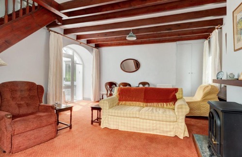 Alston House | Cozy Holiday Home Barn End for Family & Pet-Friendly Getaway