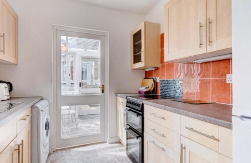 Alston House | Cozy Holiday Home Barn End for Family & Pet-Friendly Getaway