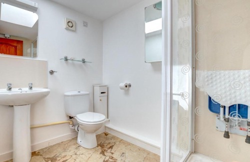 Alston House | Cozy Holiday Home Barn End for Family & Pet-Friendly Getaway