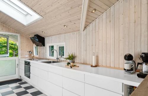 Holloselund House | Beachside Retreat at Holiday Home Batsha in Sealand