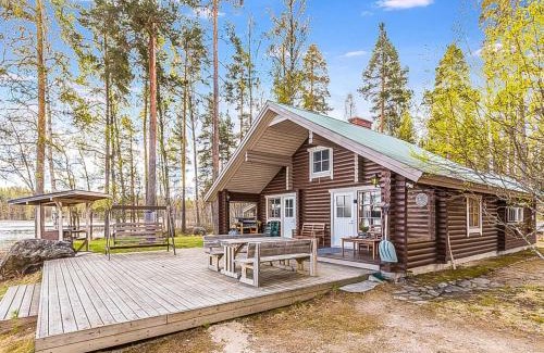 Asikkala House | Beachfront Family Retreat with Hot Tub & Kitchen Amenities