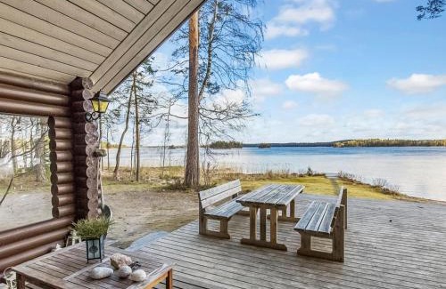 Asikkala House | Beachfront Family Retreat with Hot Tub & Kitchen Amenities