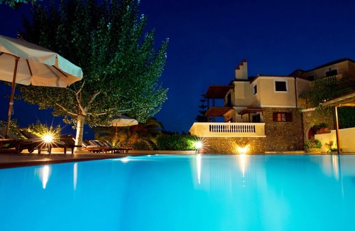 Nimfea House | Beach Villa Alonissos: Cozy Retreat with Shared Pool & Wi-Fi