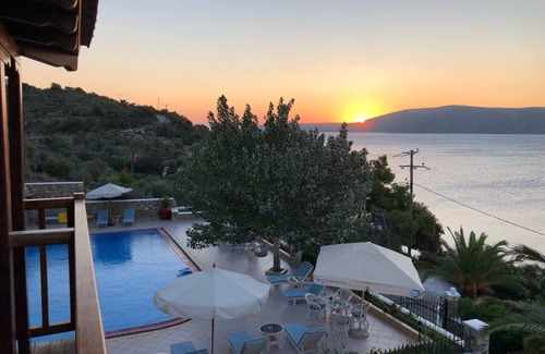 Nimfea House | Beach Villa Alonissos: Cozy Retreat with Shared Pool & Wi-Fi